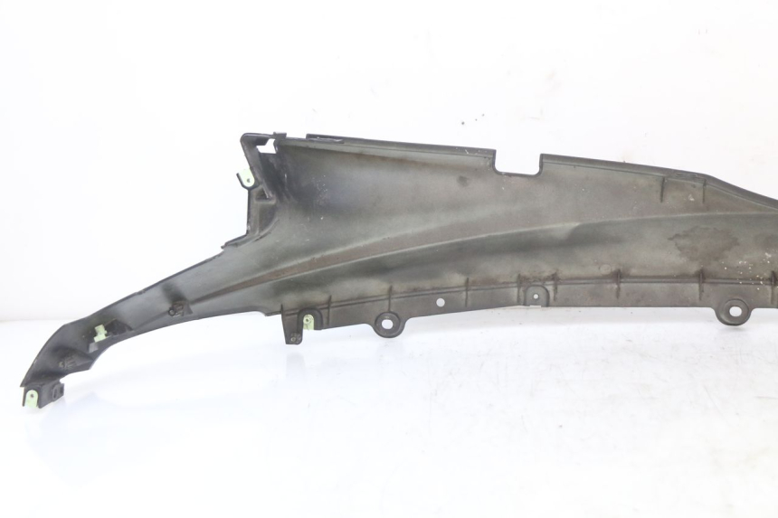 photo de LINKS UNTER DEM LINKEN SITZ PEUGEOT DJANGO 125 (2014 - 2017) - Details der Befestigungspunkte