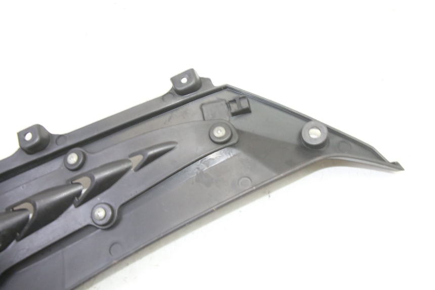 photo de UNTER SITZ VERKLEIDUNG LINKS MAG POWER R-STREET 50 (2016 - 2025) - Details der Befestigungspunkte