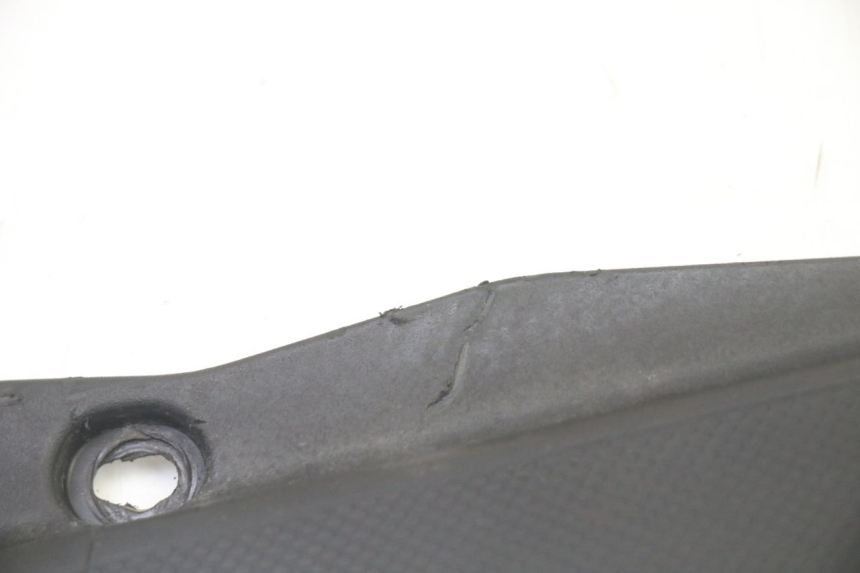photo de UNTER SITZ VERKLEIDUNG LINKS GILERA SMT SUPERMOTARD 50 (2009 - 2017) - Zoom auf Gebrauchszustand
