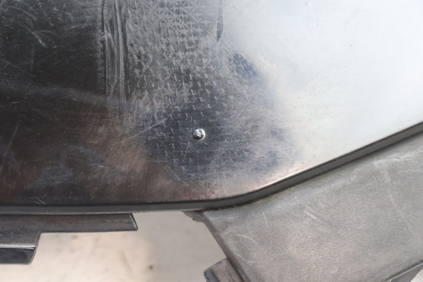 photo de UNTER SITZ VERKLEIDUNG LINKS KYMCO SUPER 8 2T 50 (2007 - 2013) - Zoom auf Gebrauchszustand