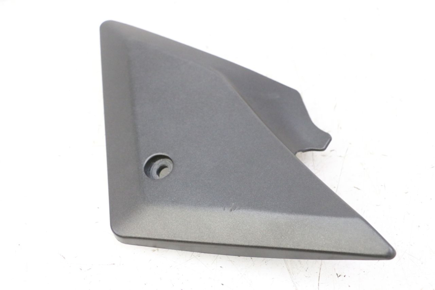 photo de UNTER SITZ VERKLEIDUNG LINKS SUZUKI SV S 650 (2003 - 2009) - Zoom auf Gebrauchszustand