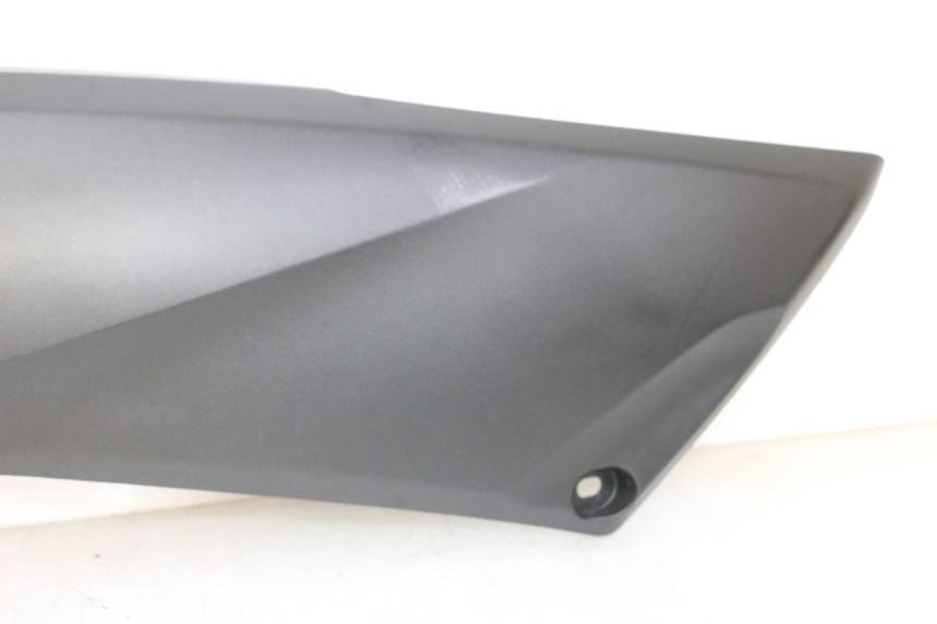 photo de UNTER SITZ VERKLEIDUNG LINKS YAMAHA XMAX X-MAX 125 (2021 - 2025) - Fokus auf die Struktur