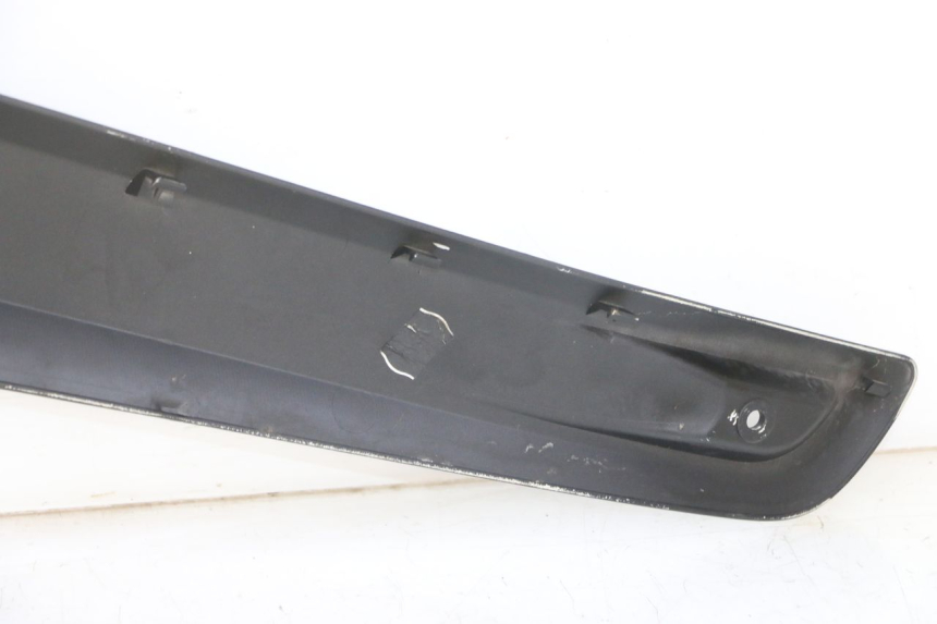 photo de LINKS UNTER DEM LINKEN SITZ YAMAHA X-MAX XMAX 125 (2010 - 2013) - Oberflächenzustand und Material