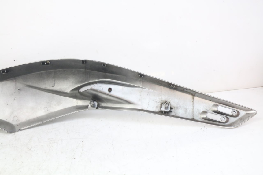 photo de UNTER SITZ VERKLEIDUNG LINKS YAMAHA XP T-MAX TMAX 500 (2004 - 2007) - Details der Befestigungspunkte
