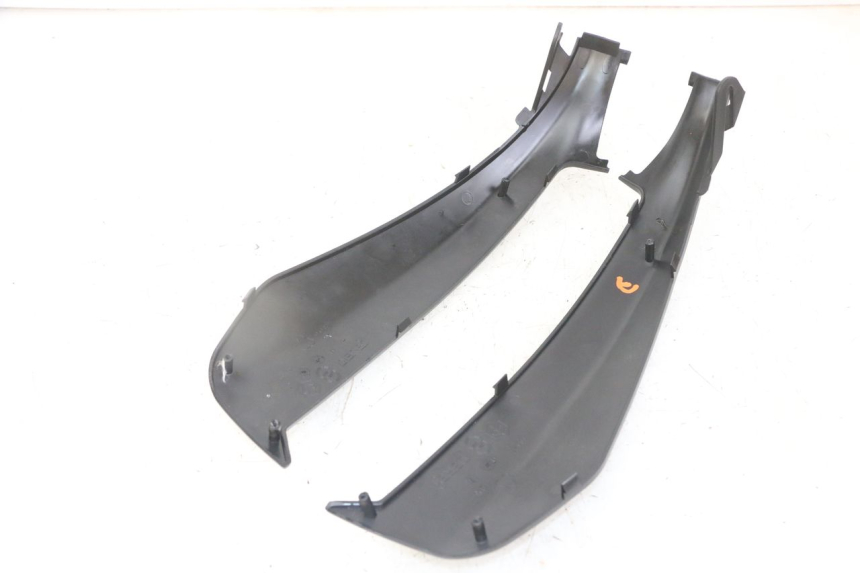 photo de UNTER SITZ VERKLEIDUNG PIAGGIO NRG POWER PUREJET 50 (2018 - 2021) - Details der Befestigungspunkte