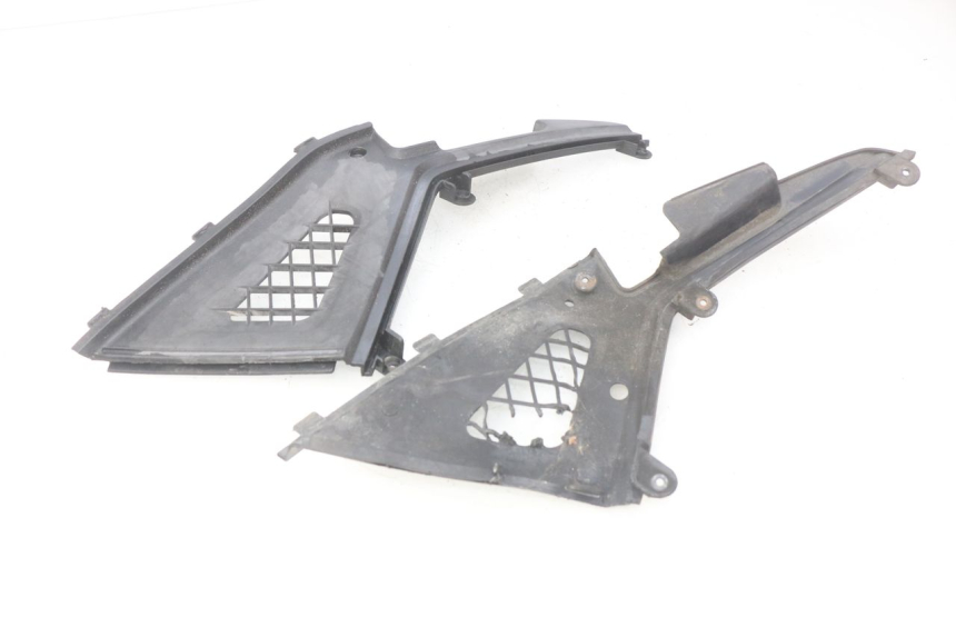 photo de SITZBANKABDECKUNG KYMCO PEOPLE 250 (2004 - 2008) - Detailansicht des Bauteils