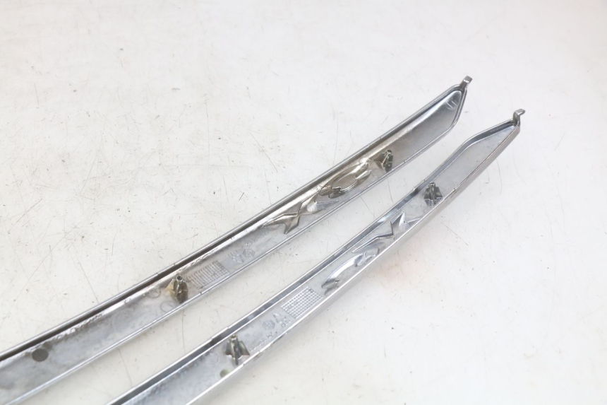 photo de SITZBANKABDECKUNG PIAGGIO X8 125 (2004 - 2007) - Details der Befestigungspunkte