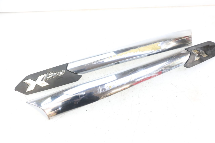 photo de UNTER SITZ VERKLEIDUNG PIAGGIO XEVO - X EVO 125 (2007 - 2017) - Kennzeichnungen und Originalreferenzen