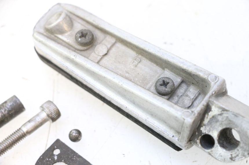 photo de FUSSRASTEN HINTEN RECHT YAMAHA FJR 1300 (2001 - 2005) - Zoom auf Gebrauchszustand