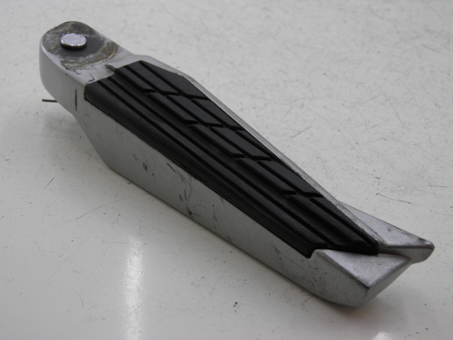 photo de FUSSRASTEN HINTEN RECHT KYMCO XCITING RI ABS 500 (2010) - Detailansicht des Bauteils