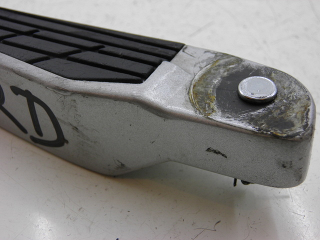 photo de FUSSRASTEN HINTEN RECHT KYMCO XCITING RI ABS 500 (2010) - Zoom auf Gebrauchszustand