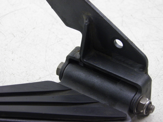 photo de FUSSRASTEN HINTEN RECHT PEUGEOT GEOPOLIS 250 (2006 - 2008) - Zoom auf Gebrauchszustand