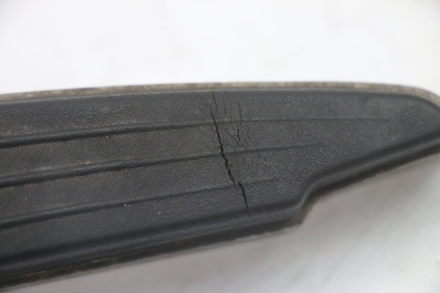 photo de FUSSRASTEN HINTEN RECHT PEUGEOT SATELIS 125 (2010 - 2012) - Zoom auf Gebrauchszustand