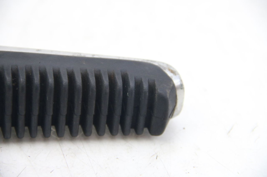 photo de RECHTER HINTERRADSTÄNDER SUZUKI SIXTEEN 125 (2008 - 2010) - Details der Befestigungspunkte