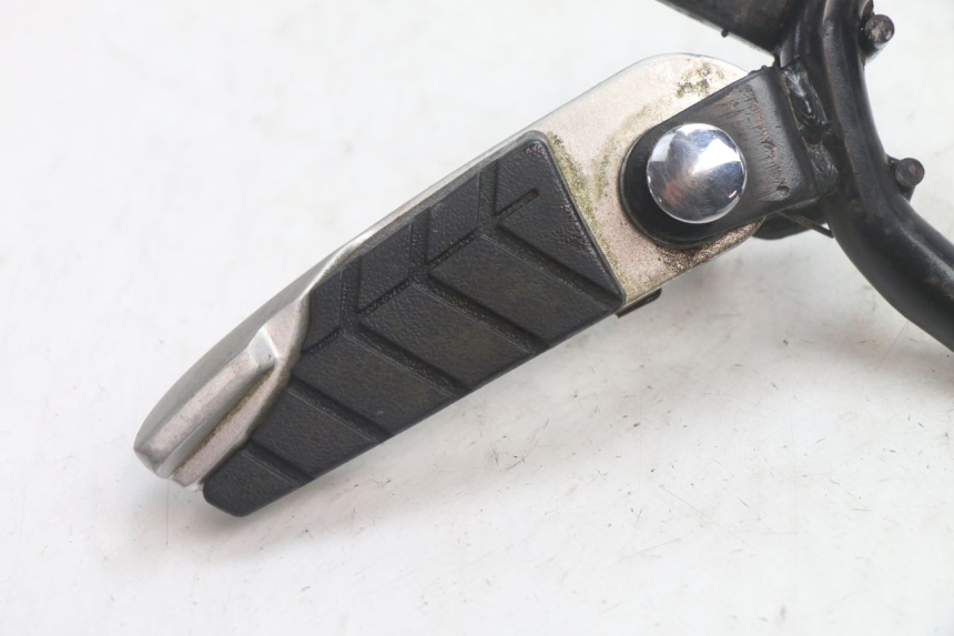 photo de FUSSRASTEN HINTEN LINKS SYM GTS EVO 125 (2009 - 2013) - Detailansicht des Bauteils