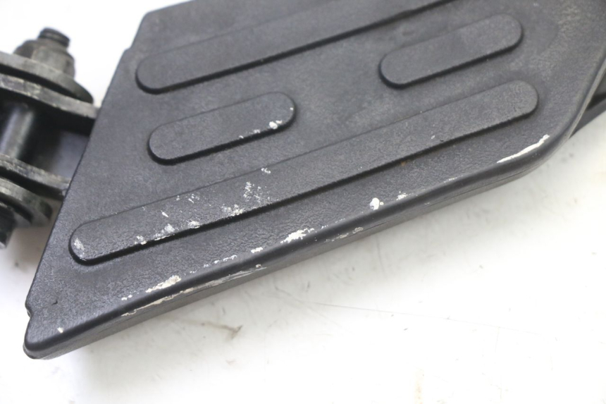 photo de LINKER HINTERER FUßRASTEN PEUGEOT KISBEE 2T 50 (2018 - 2022) - Zoom auf Gebrauchszustand