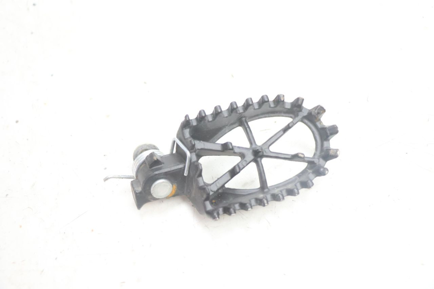 photo de FUSSRASTEN HINTEN LINKS APOLLO RFZ 150 - Detailansicht des Bauteils