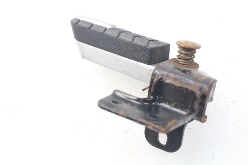 photo de FUSSRASTEN HINTEN LINKS DAELIM S3 125 (2010 - 2017) - Detailansicht des Bauteils