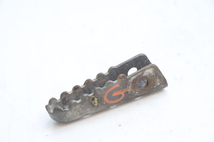 photo de FUSSRASTEN HINTEN LINKS DERBI SENDA 50 (2003 - 2005) - Detailansicht des Bauteils