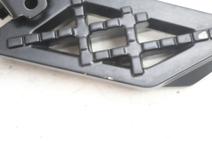 photo de FUSSRASTEN HINTEN LINKS PEUGEOT STREETZONE NAKED 2T 50 (2014 - 2018) - Zoom auf Gebrauchszustand