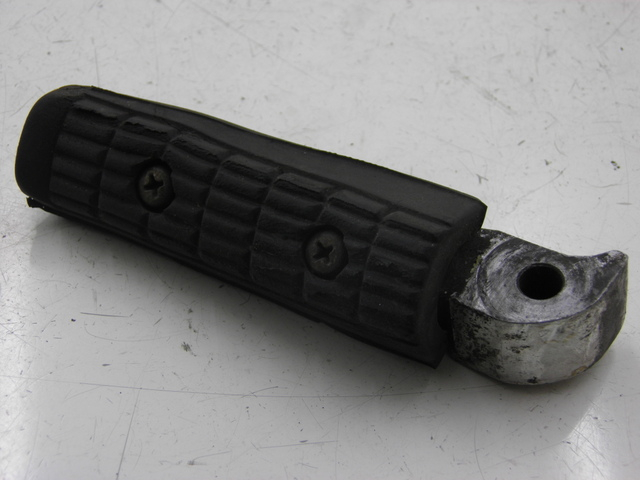 photo de FUSSRASTEN HINTEN LINKS YAMAHA XJS DIVERSION 600 (1997 - 1999) - Detailansicht des Bauteils