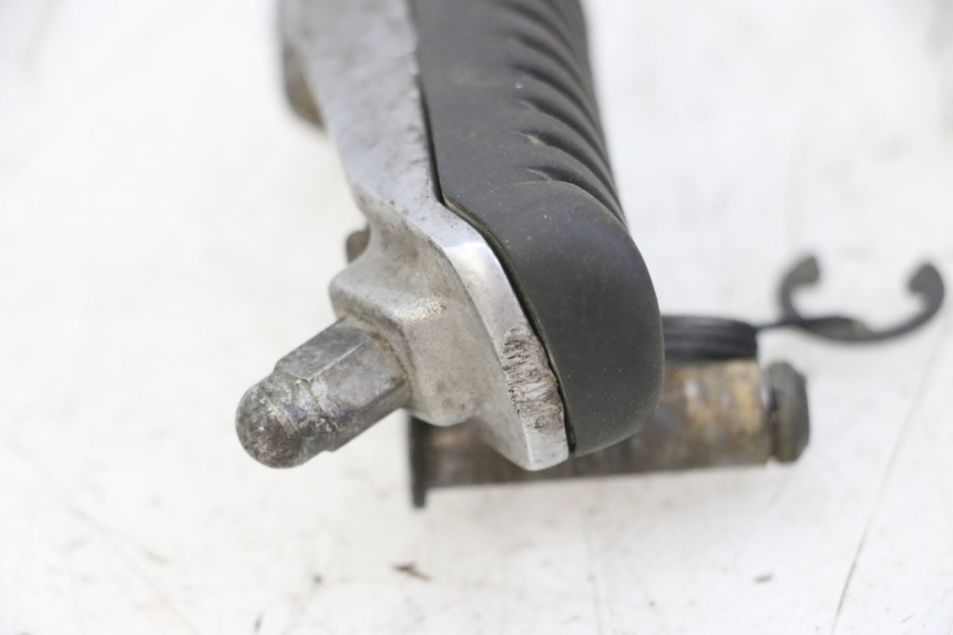 photo de RECHTER VORDERER FUßRASTEN KAWASAKI ZR7 ZR-7 S 750 (1999 - 2004) - Zoom auf Gebrauchszustand