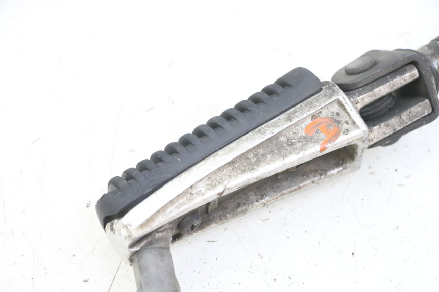 photo de RECHTER VORDERER FUßRASTEN YAMAHA FZS FAZER 600 (2001 - 2003) - Detailansicht des Bauteils