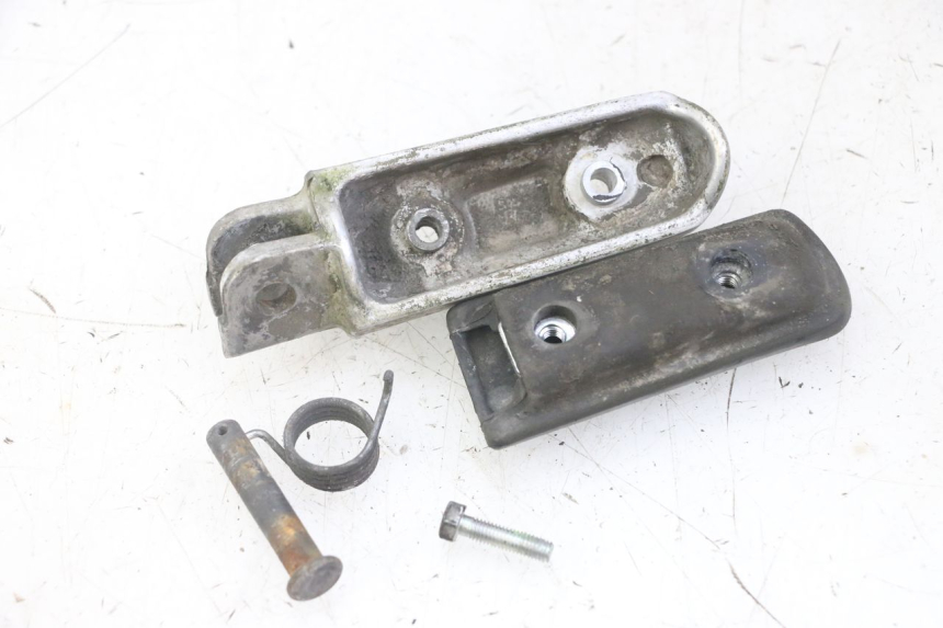 photo de FUSSRASTEN VORN LINKS HONDA CBF 500 (2004 - 2007) - Detailansicht des Bauteils