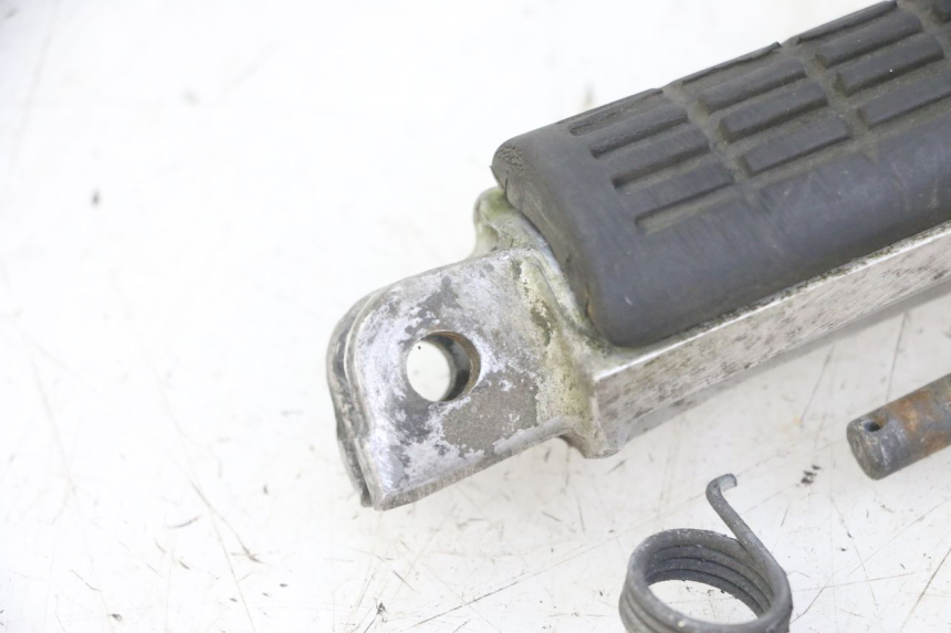 photo de FUSSRASTEN VORN LINKS HONDA CBF 500 (2004 - 2007) - Zoom auf Gebrauchszustand