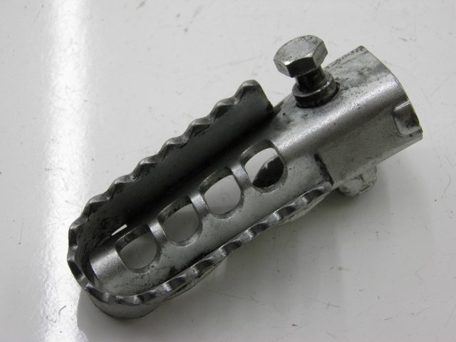 photo de FUSSRASTEN VORN LINKS DERBI SENDA SM DRD 50 (2008 - 2013) - Hauptansicht