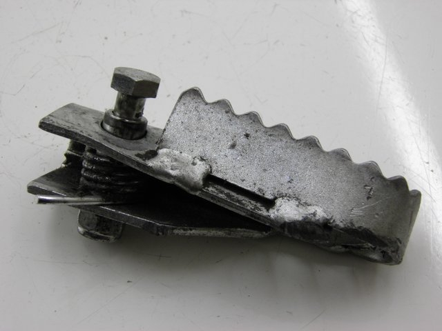 photo de FUSSRASTEN VORN LINKS DERBI SENDA SM DRD 50 (2008 - 2013) - Zoom auf Gebrauchszustand