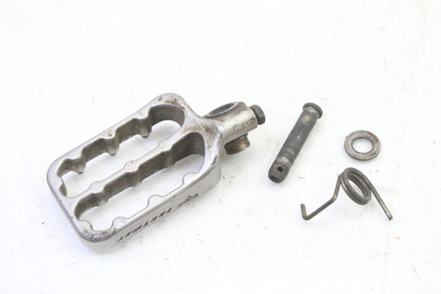 photo de FUSSRASTEN VORN LINKS KTM SUPERENDURO R 950 (2005 - 2009) - Details der Befestigungspunkte