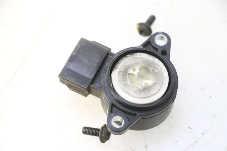 photo de DROSSELKLAPPENSENSOR SUZUKI BURGMAN 125 (2007 - 2014) - Zoom auf Gebrauchszustand