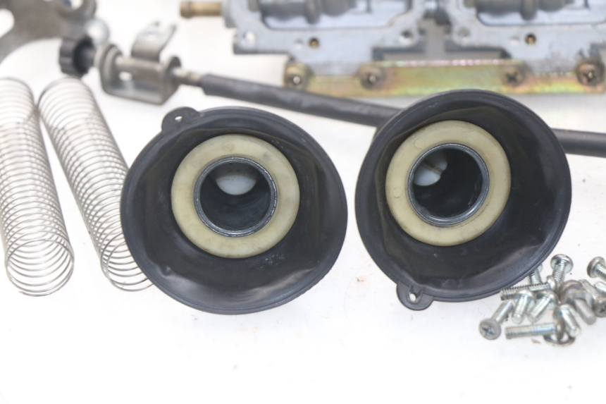 photo de VERGASER HYOSUNG COMET GTR 125 (2007 - 2014) - Details der Befestigungspunkte