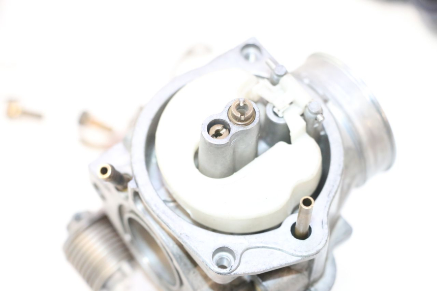 photo de VERGASER HONDA FES PANTHEON 2T 125 (1998 - 2002) - Fokus auf die Struktur