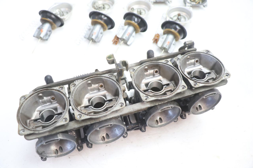 photo de VERGASER KAWASAKI GPX F ZX750F 750 (1986 - 1990) - Oberflächenzustand und Material