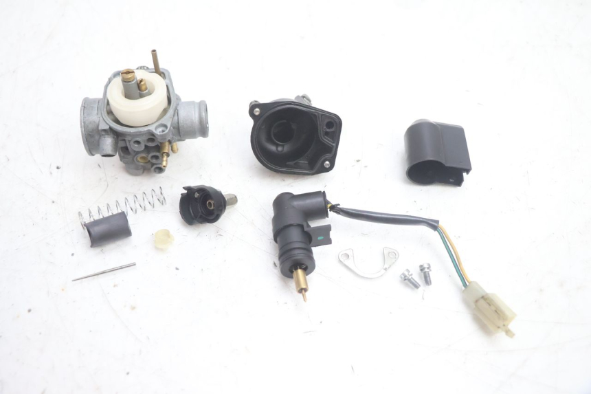 photo de VERGASER PEUGEOT STREETZONE NAKED 2T 50 (2014 - 2018) - Oberflächenzustand und Material
