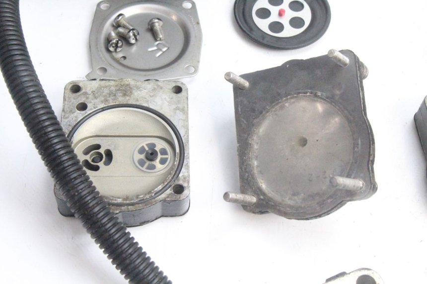 photo de VERGASER YAMAHA WAVE RUNNER GP R 1200 (2000 - 2003) - Details der Befestigungspunkte