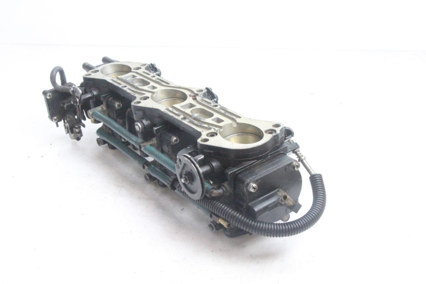 photo de VERGASER YAMAHA WAVE RUNNER GP R 1200 (2000 - 2003) - Details der Befestigungspunkte