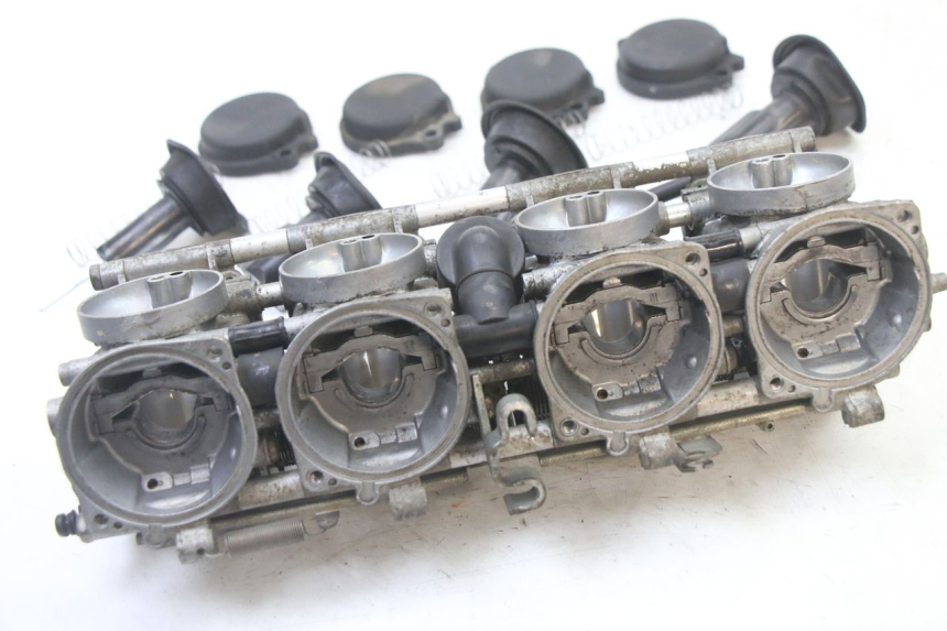 photo de VERGASER YAMAHA FZS FAZER 600 (2001 - 2003) - Oberflächenzustand und Material