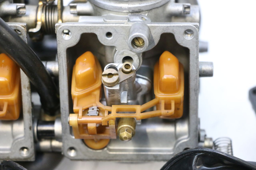 photo de VERGASER YAMAHA YZF R GENESIS 750 (1993 - 1998) - Details der Befestigungspunkte