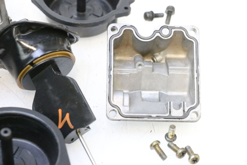 photo de VERGASER YAMAHA YZF R GENESIS 750 (1993 - 1998) - Oberflächenzustand und Material
