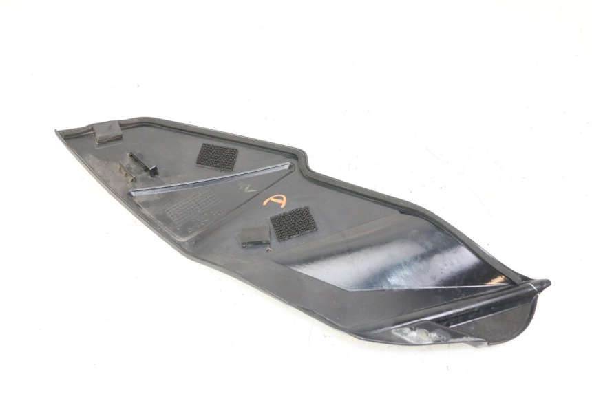 photo de RECHTSSEITIGE TANKVERKLEIDUNG SUZUKI GSR 750 (2011 - 2017) - Zoom auf Gebrauchszustand