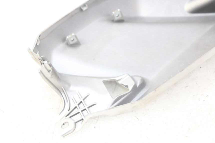 photo de LINKSVERKLEIDUNG TANK YAMAHA MT ABS 125 (2014 - 2018) - Details der Befestigungspunkte