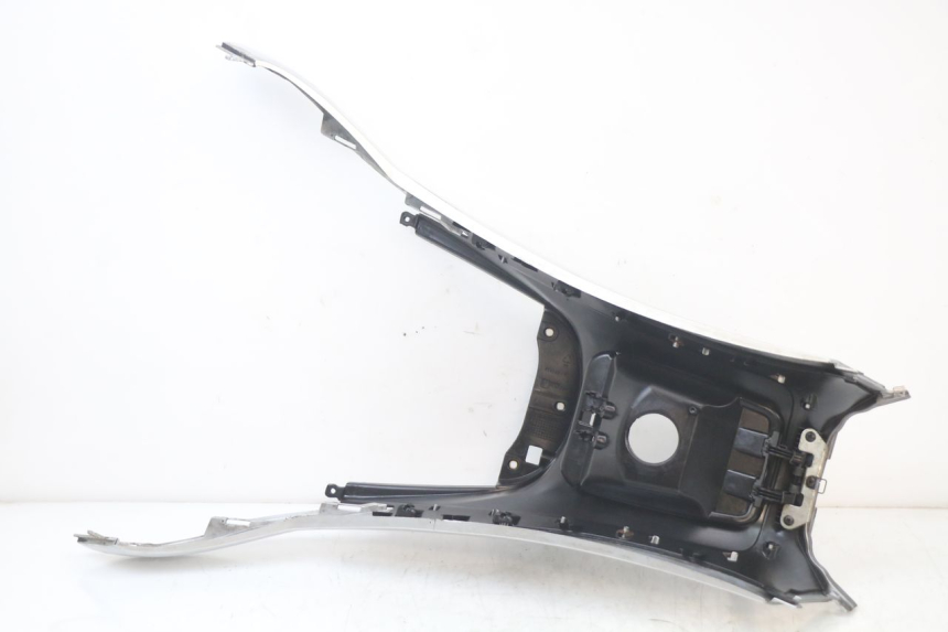 photo de TANK VERKLEIDUNG PIAGGIO MP3 LT 400 (2007 - 2012) - Details der Befestigungspunkte