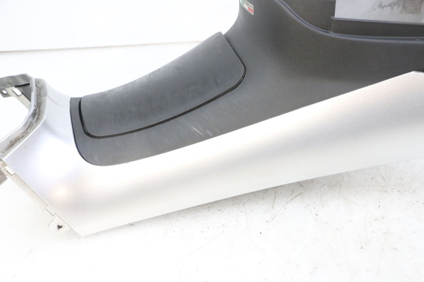 photo de TANK VERKLEIDUNG PIAGGIO MP3 LT 300 (2010 - 2016) - Hochauflösende Nahaufnahme
