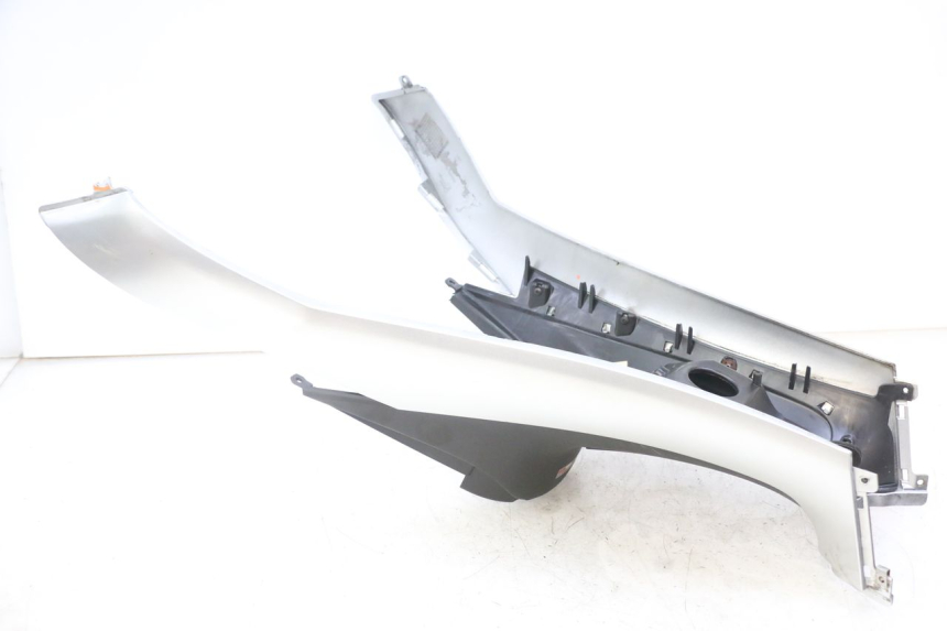 photo de TANK VERKLEIDUNG PIAGGIO MP3 LT 300 (2010 - 2016) - Details der Befestigungspunkte