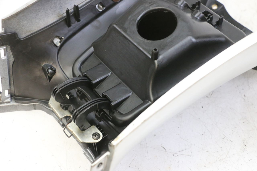 photo de TANK VERKLEIDUNG PIAGGIO MP3 LT 300 (2010 - 2016) - Kennzeichnungen und Originalreferenzen