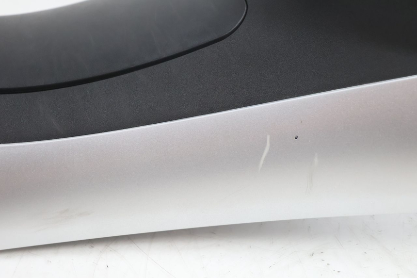 photo de TANK VERKLEIDUNG PIAGGIO MP3 LT 300 (2010 - 2016) - Details der Befestigungspunkte