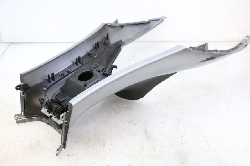 photo de TANKVERKLEIDUNG PIAGGIO MP3 500 (2014 - 2017) - Details der Befestigungspunkte